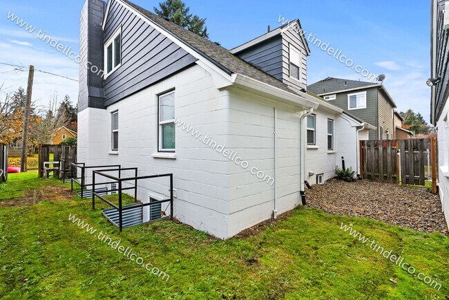 Building Photo - Modern Elegance Meets Campus Convenience: ...