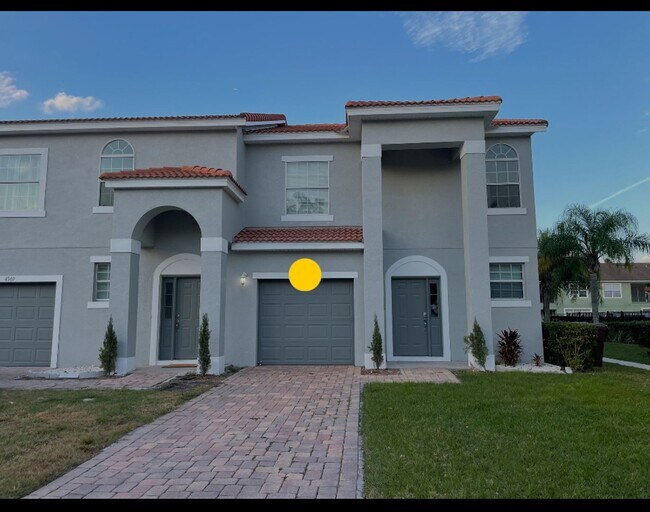 Building Photo - Beautiful Townhouse