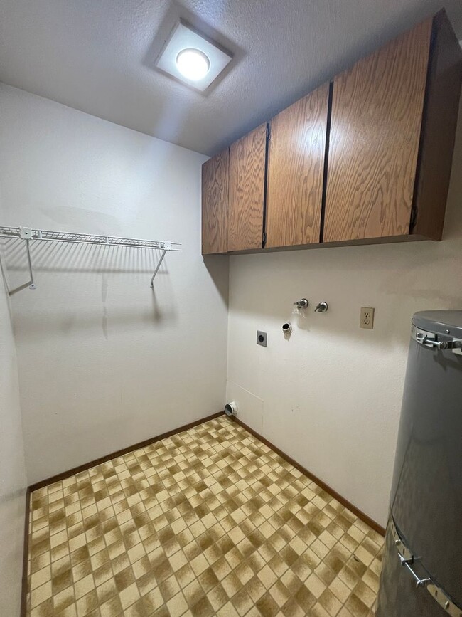 Building Photo - 2 BED 2 BATH SOUTHRIDGE CONDO