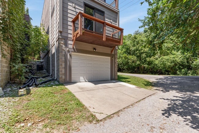 Building Photo - 4 Bedroom/ 2.5 Bath Home in East Nashville...