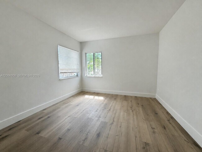 Building Photo - 2050 Madeira Dr
