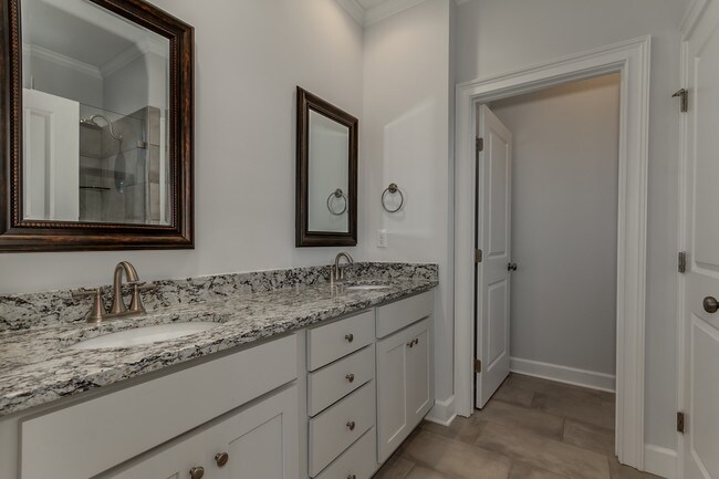 Full Bath - 818 Columbiana Rd