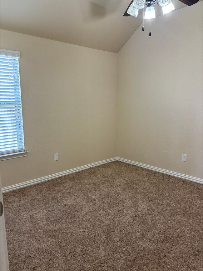 Building Photo - 3/2/2 Ready to Go! Located on the greenbelt!