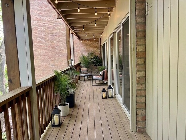 Building Photo - 5817 Oakwood Dr