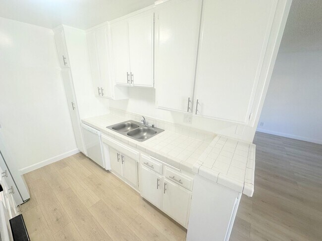 Building Photo - 3 PEAT - Huge, spacious, enormous - 2BD/2BA with parking. Chatsworth Adjacent!