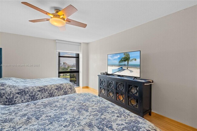 Building Photo - 3675 N Country Club Dr