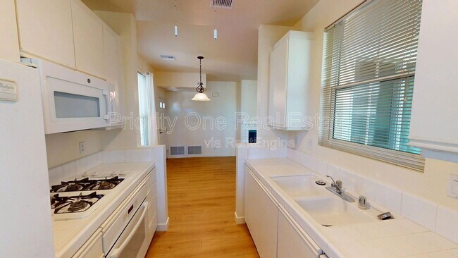 Building Photo - 10921 Sabre Hill Dr