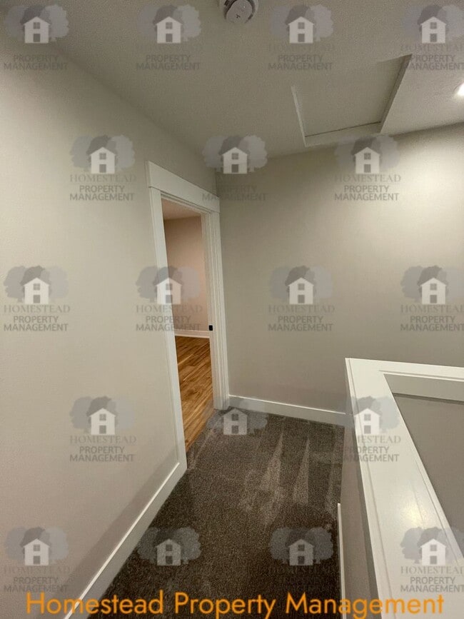 Building Photo - 186-188 SE Lacreole Dr