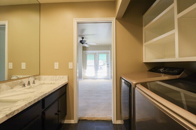 Building Photo - 1 Bed | 1.5 Bath Near Downtown Tulsa!