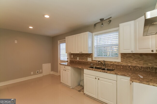 Building Photo - 2450 Judson Ave