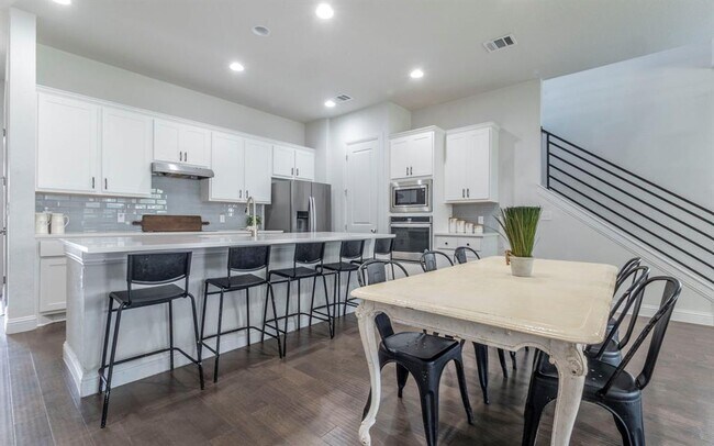 Building Photo - 716 Pinnacle View Dr