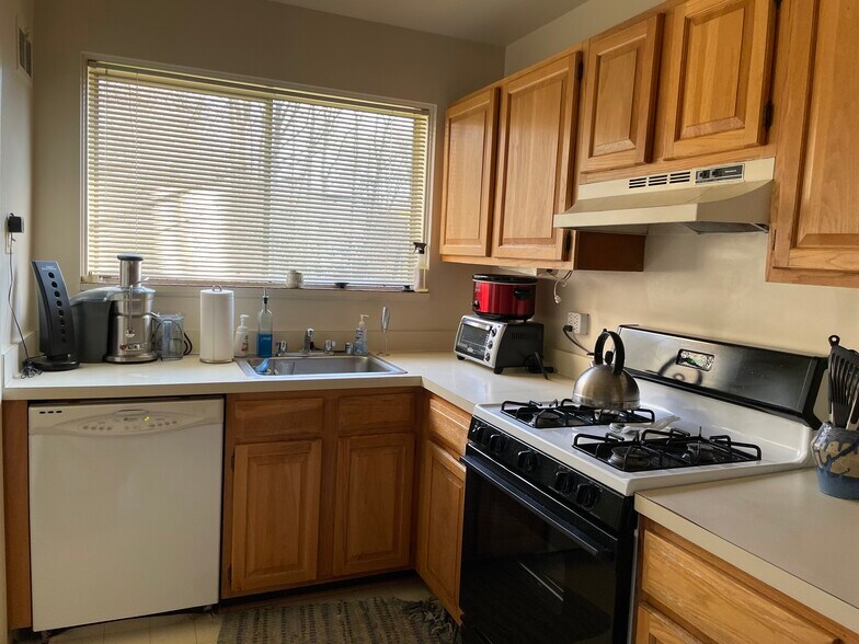 kitchen - 10630 Kenilworth Ave