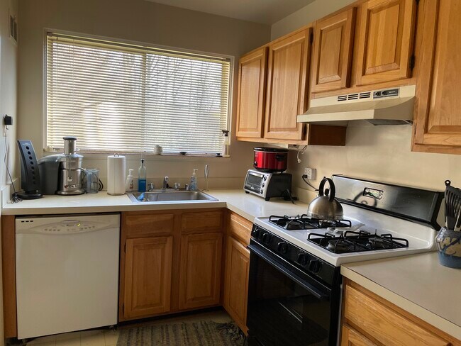 kitchen - 10630 Kenilworth Ave