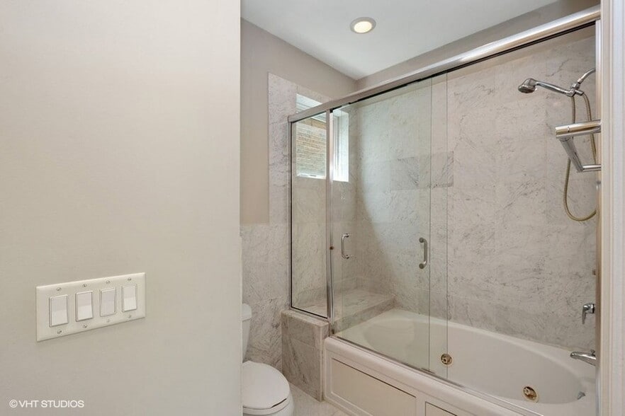 Building Photo - 1458 N Artesian Ave