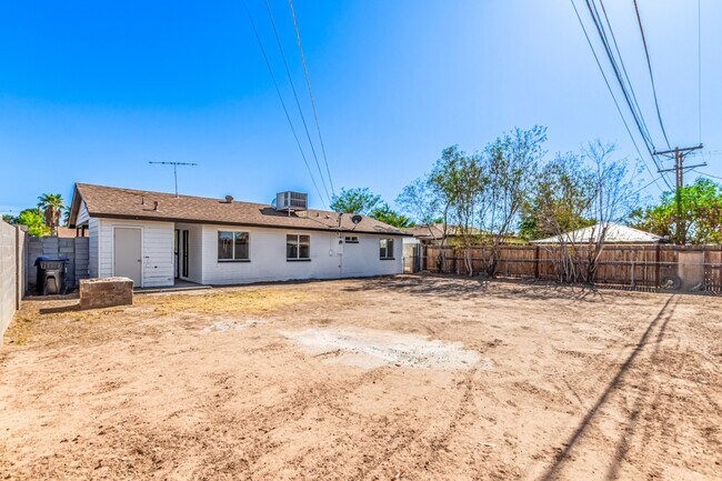 Building Photo - 1238 E Vine Ave