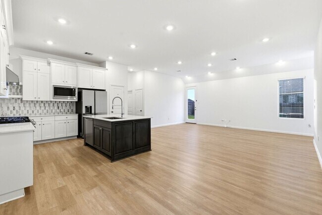 Building Photo - 3057 Pensacola Dr