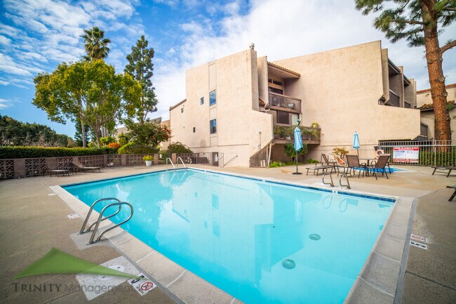 Building Photo - 2564 Navarra Dr