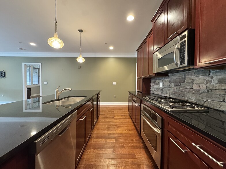 Building Photo - 2929 McGee Trfy
