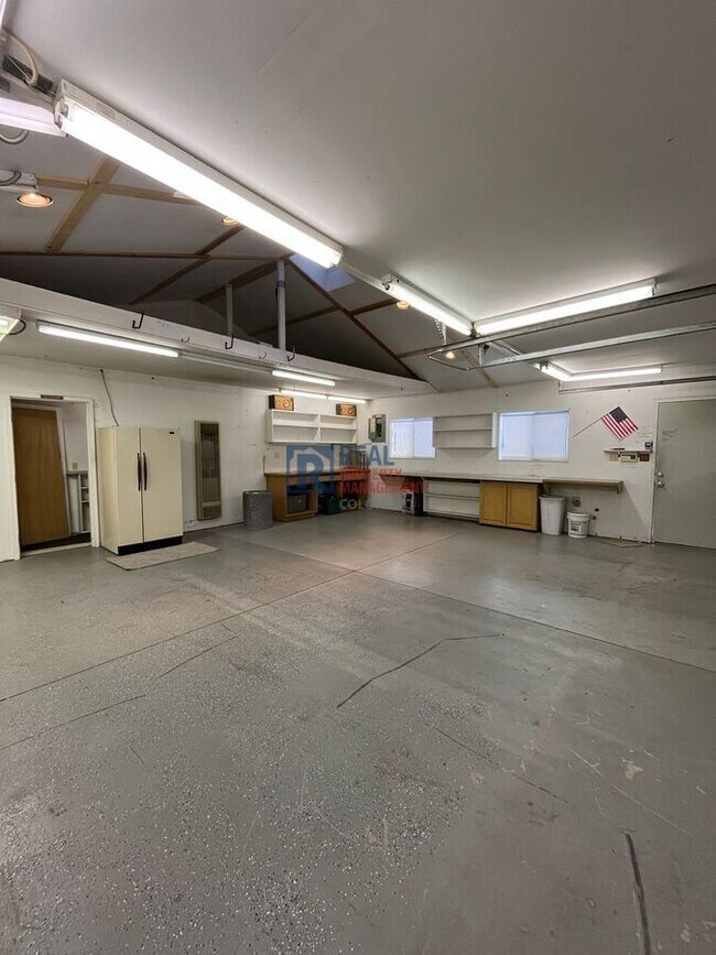 Building Photo - 865 Balsam St