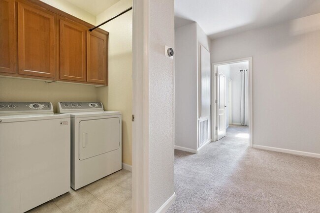 Building Photo - Spacious 3/3 Townhouse in North Clovis