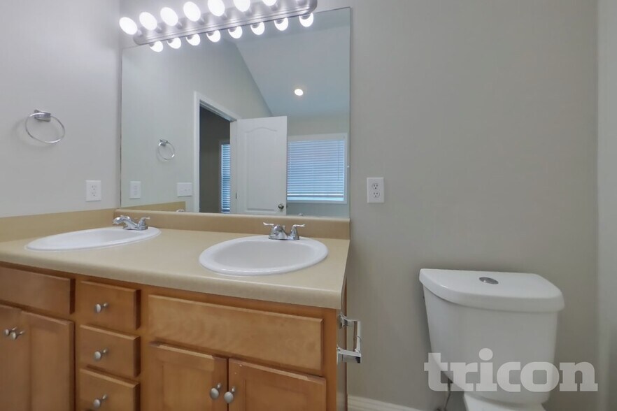 Building Photo - 349 Morning Star Dr