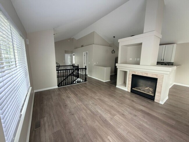 Building Photo - Beautiful and cozy home with 3 bedrooms and 2 full bathrooms and finished basement