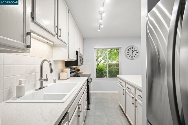 Building Photo - 2560 Walnut Blvd