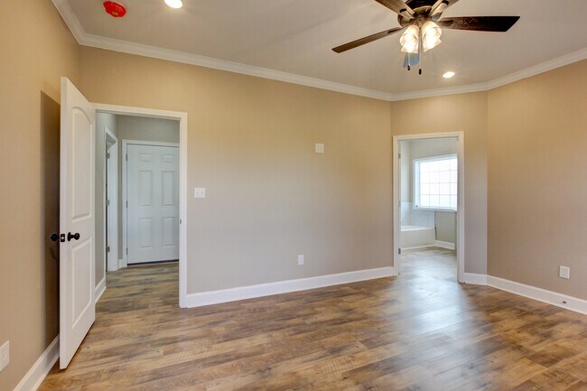 Building Photo - 135 Riverbend Dr