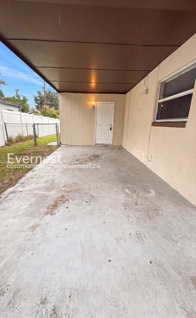 Building Photo - Limited Time Special Offer / 3 Bed/1.5 Bath Home with Carport / Pet-Friendly / Available Now!