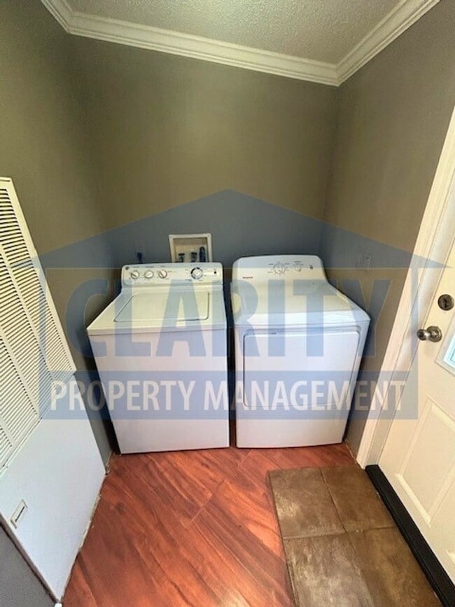 Building Photo - Three bedroom home w/ fenced in yard!