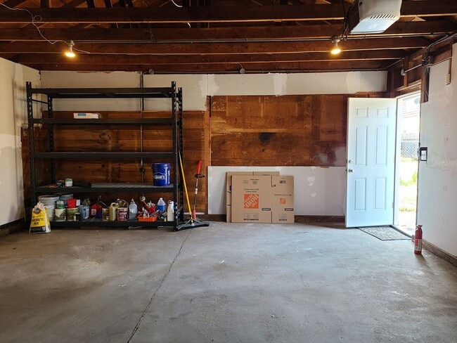 Building Photo - Beautifully Updated South Tacoma 3 Bedroom