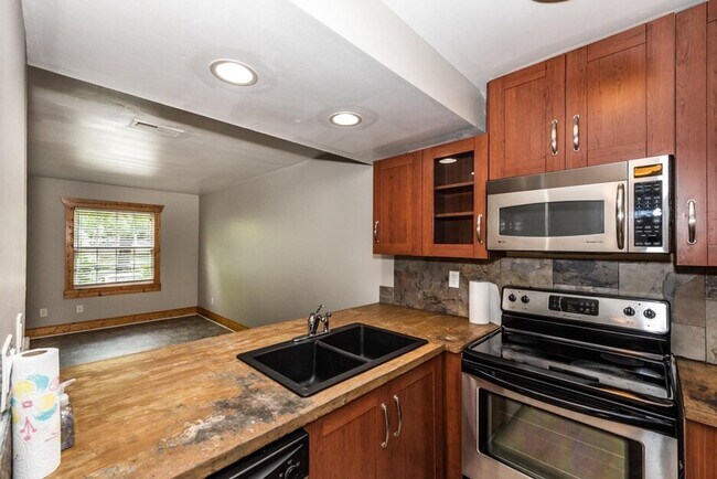 Building Photo - Lovely 2 Bed 1.5 Bath Townhome!
