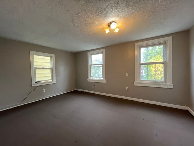 Building Photo - Beautifully Maintained End-Unit Townhome for Rent in Easton