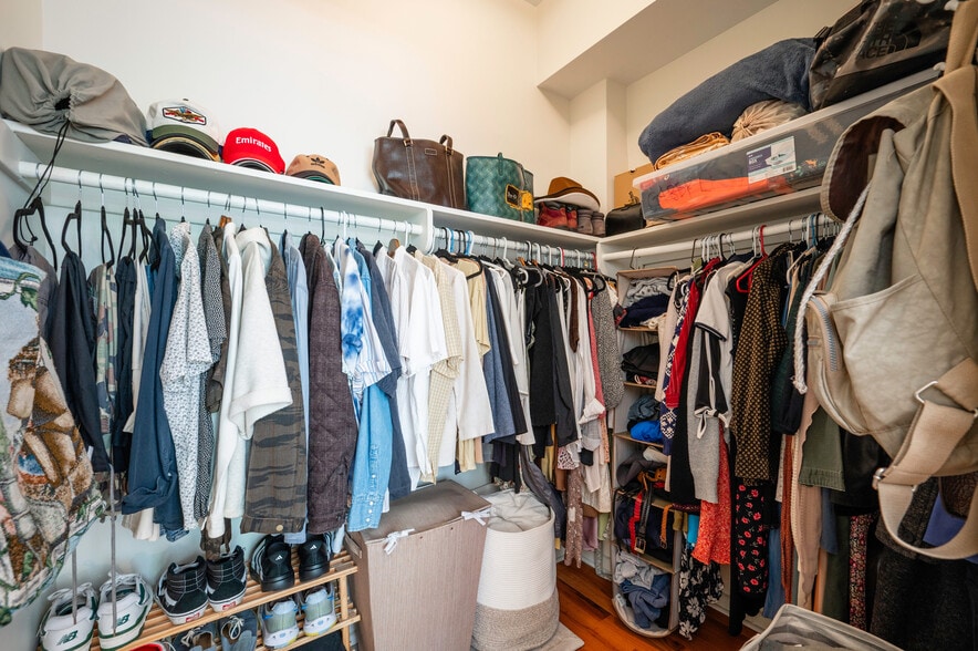 Walk in closet (lots of volume) - 4100 W St NW