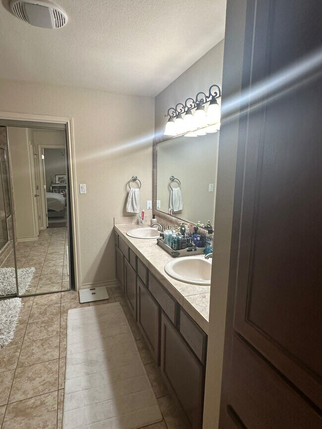 Building Photo - 9813 Sandhill Dr