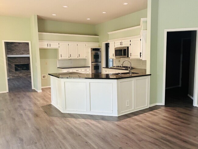 Building Photo - Beautiful Home in Westbury South Ready for Move-In!