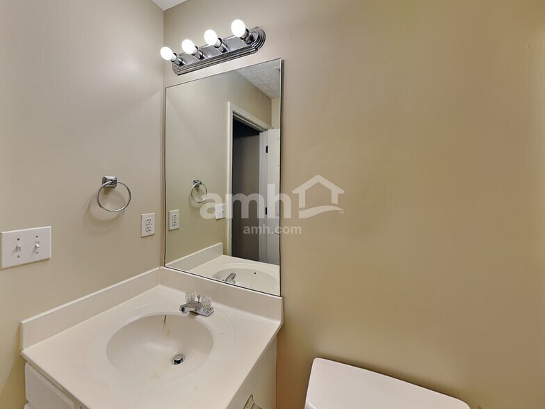 Building Photo - 6932 Silver Bend Pl