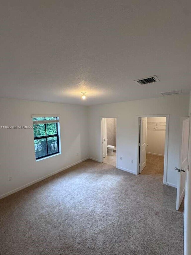 Building Photo - 1549 NE 3rd Ave