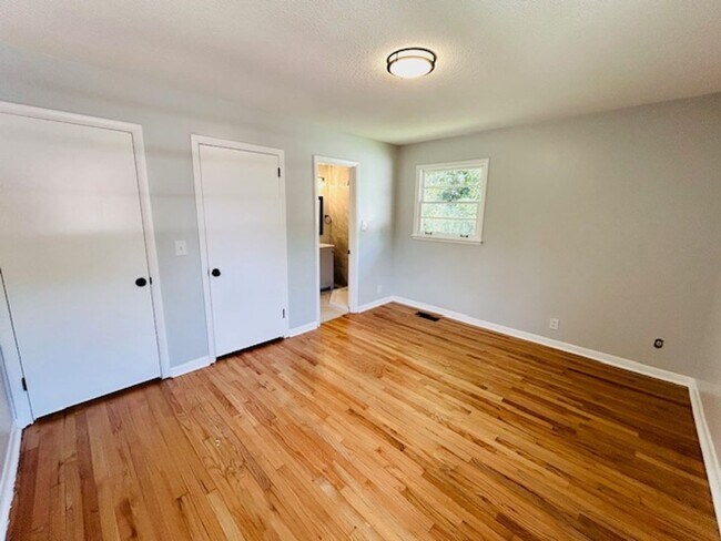 Building Photo - MOVE IN SPECIAL- $300 Off First Month's Rent-MOVE IN READY BRICK HOME!