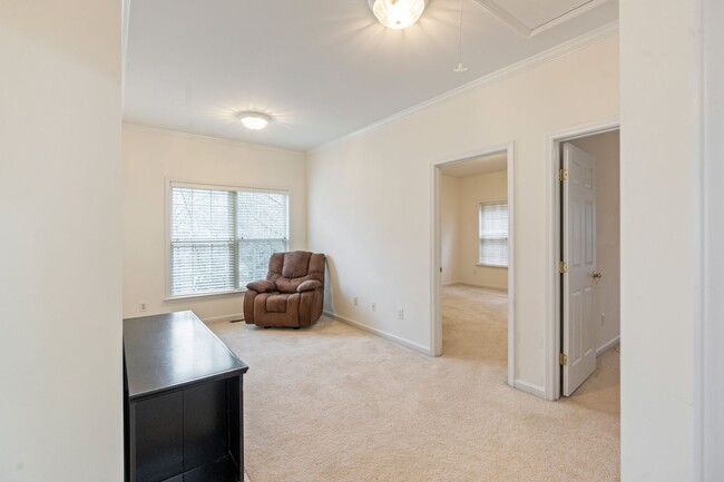 Building Photo - End Unit Townhome - 4 Bedrooms with First ...