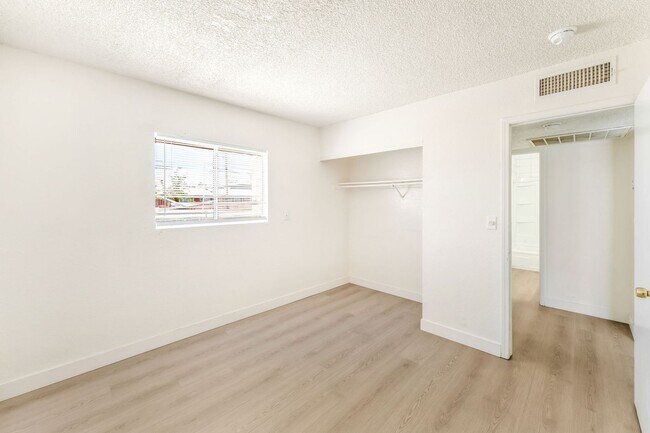 Building Photo - 5309 W Cheyenne Ave
