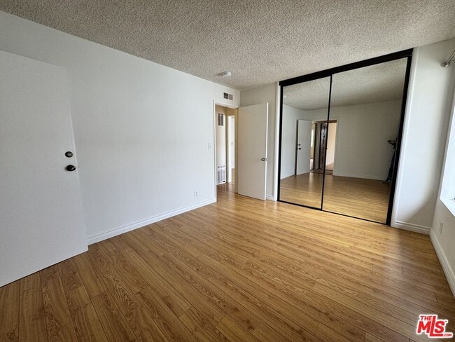 Building Photo - 1252 Barry Ave