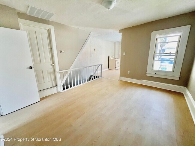 Building Photo - 1007 Washburn St