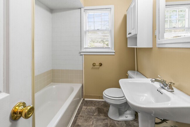 Building Photo - Charming 3Bedroom/2Bath