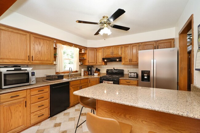 Building Photo - Spacious Home for Rent!