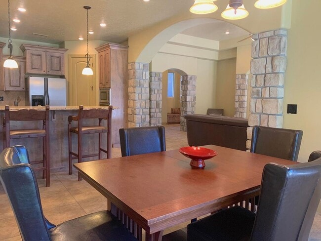 Building Photo - This Gorgeous Home is in the Tonaquint Ter...