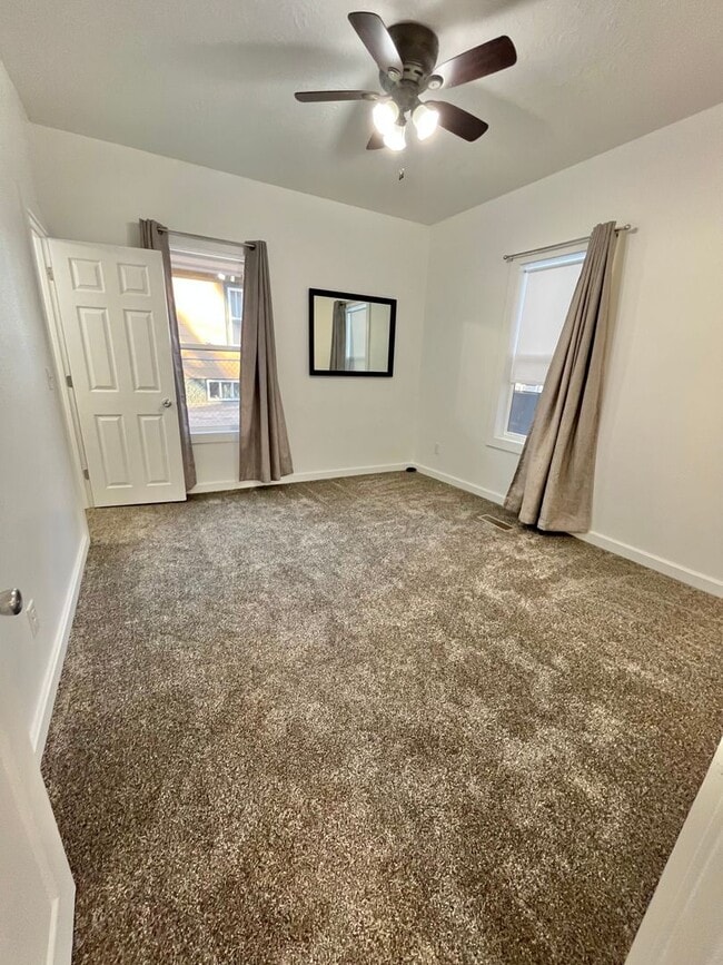 Building Photo - Spacious Fully Remodeled Ground Floor Duplex!