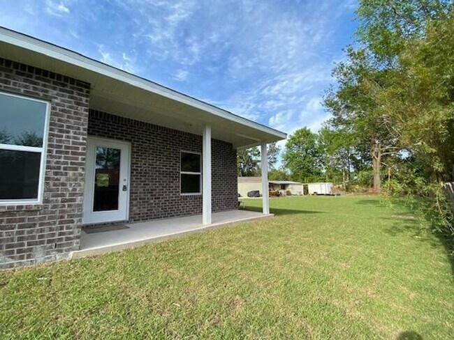 Building Photo - 3-Bedroom Brick Home with Modern Finishes & Large Yard!