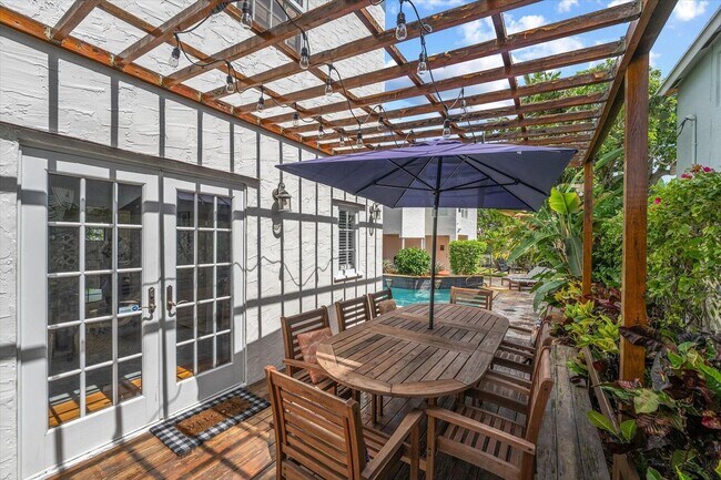 Building Photo - 221 Greymon Dr