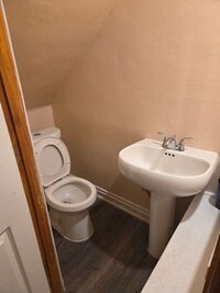 Building Photo - 5BR/1.5BA Row Home with Backyard and Laund...